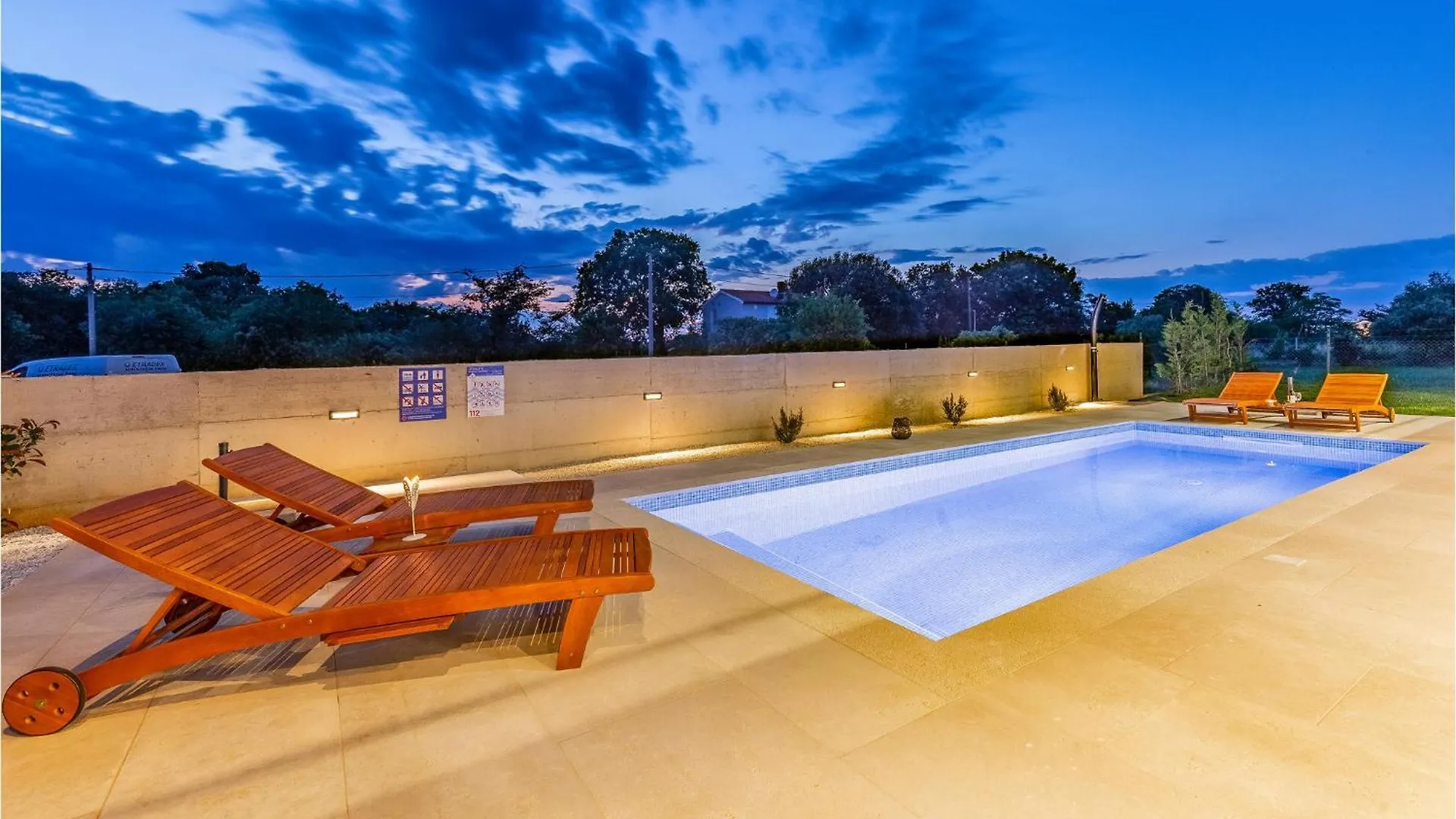 Gorgeous Home In Valbandon