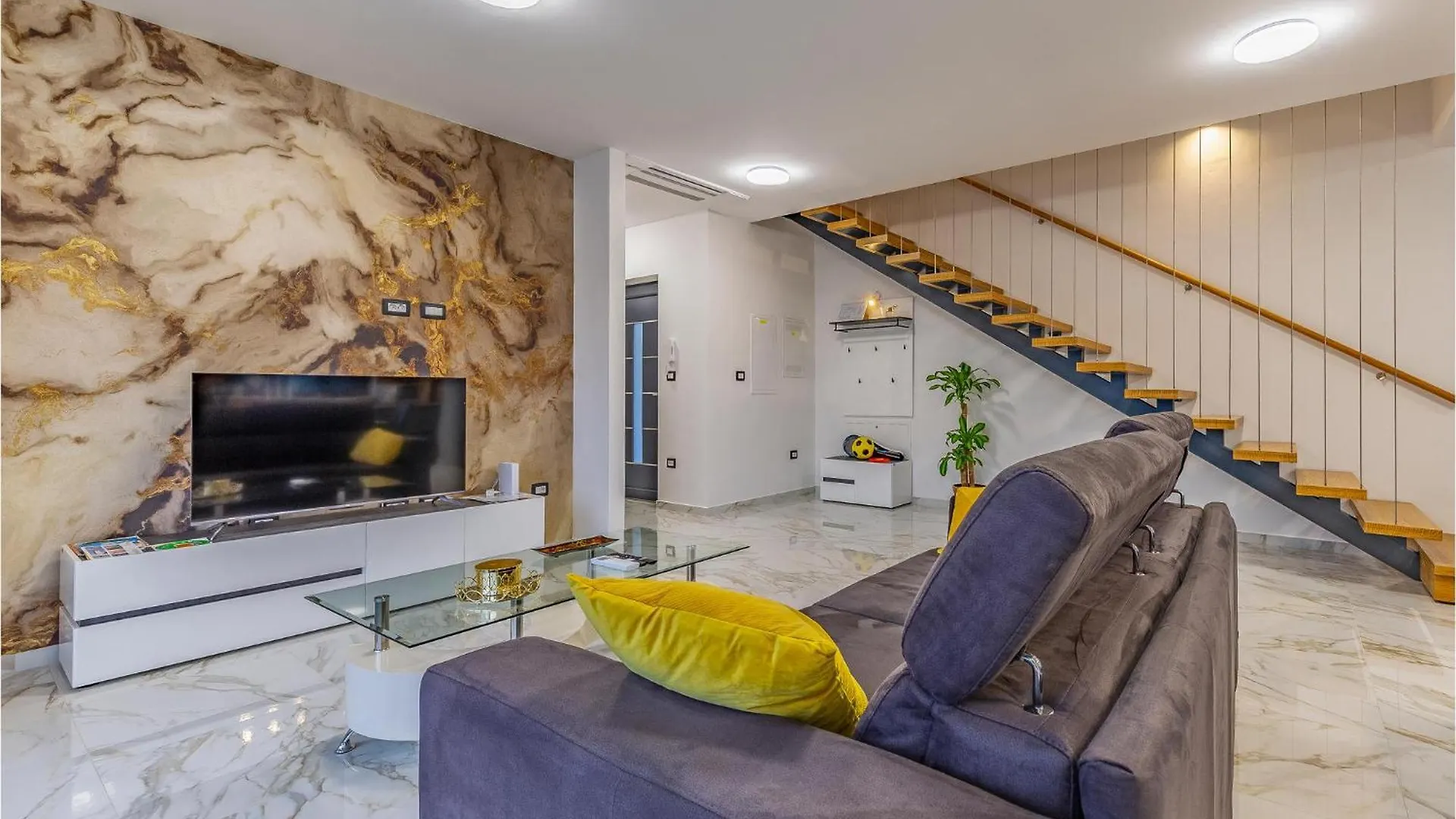 Gorgeous Home In Valbandon 0*,